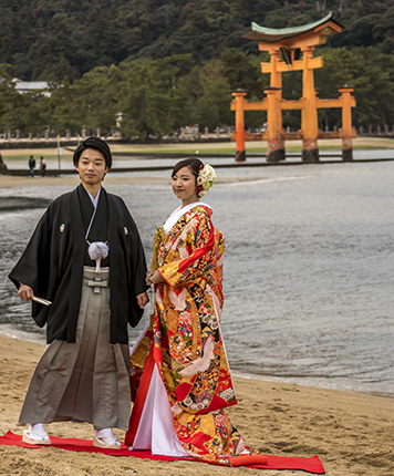 boda kimono vistas al torii Miyajima Japon