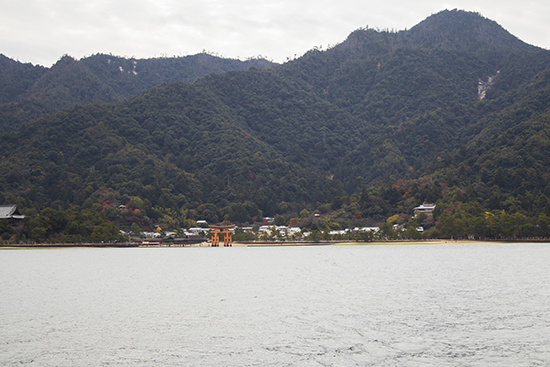 vistas torii Miyajima desde el ferry