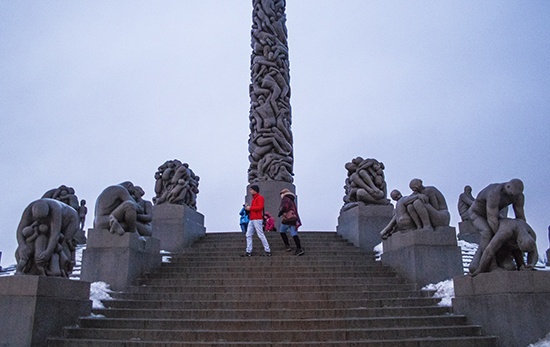 Monolito en granito, escaleras y esculturas de la vida