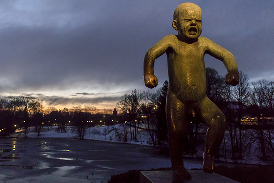 Niño enfadado, ecultura en granito