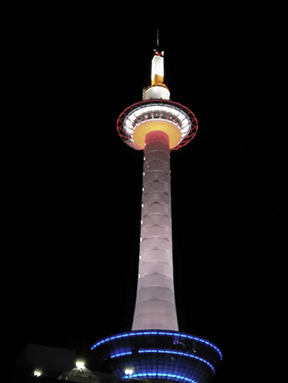kioto tower de noche