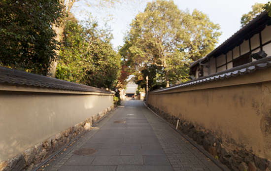 callejón desierto en Kioto 