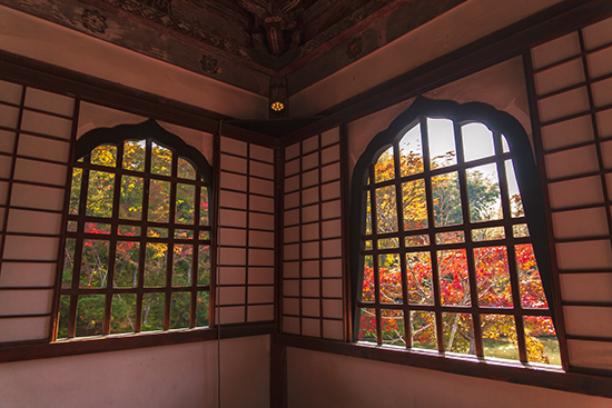ventanas templo con vistas al otoño en Kioto 