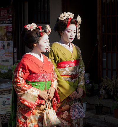 Dos maikos en una calle de Tokio 
