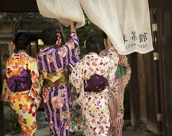 mujeres en kimono en kioto