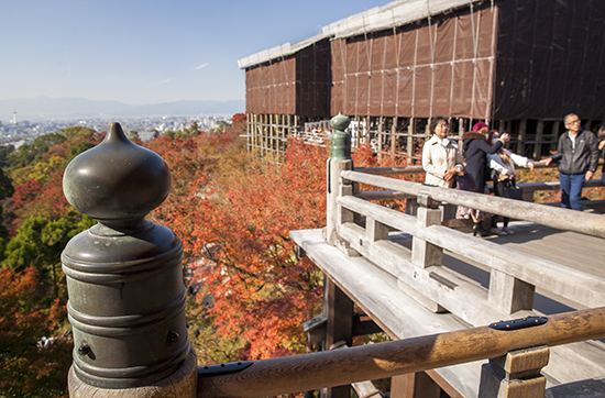 vistas desde el balcón panorámico del templo Kiyomizudera... en modo otoño. Kioto. 