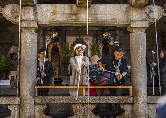 fuente en templo en Tokio