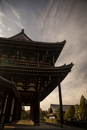templo con bonito cielo azul y finas nubes que dan perspectiva