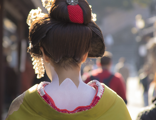 Detalle del maquillaje en la nuca de una maiko en Kioto 