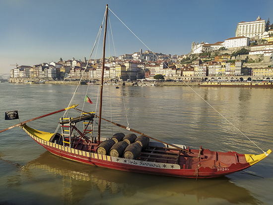 Ravelo con barricas en la orilla de la Ribeira de Gaia.