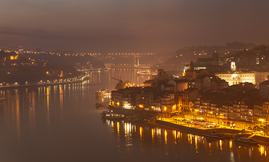 oporto de noche en la niebla