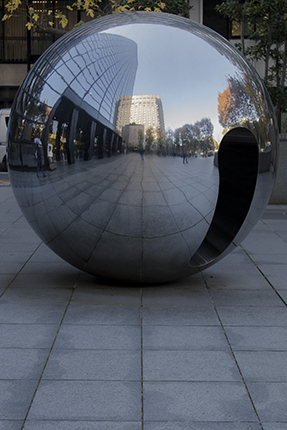 escultura bola metálica Tokio