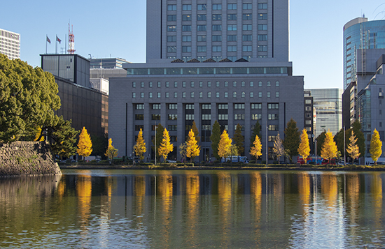 palacio imperial en otoño tokio