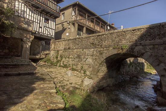 Puente sobre río La Alberca