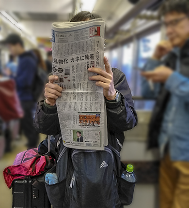 Lector periodico en tren