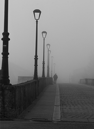 señor en la niebla blanco y negro, Salamanca