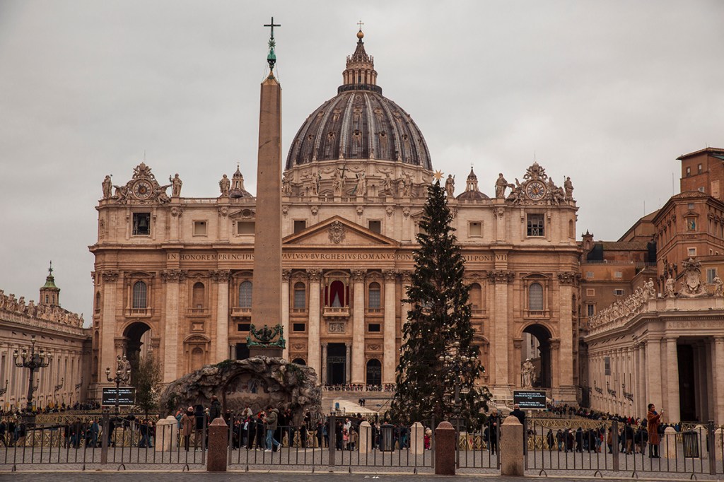 Basílica de San Pedro en Navidad con pesebre y abeto donado cada año por una región