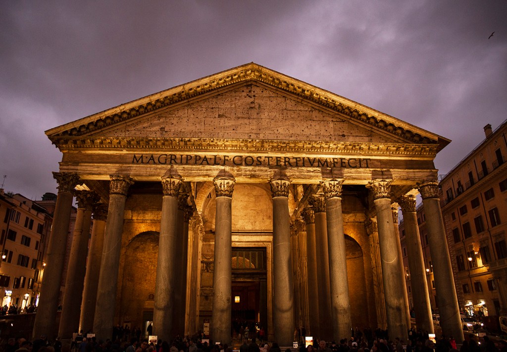 Foto nocturna Panteón Roma
