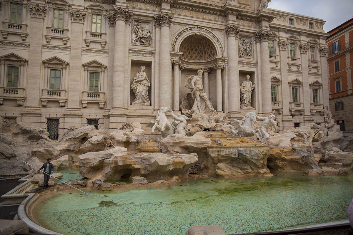 Personal autorizado recogiendo monedas en la Fontana de Trevi Roma