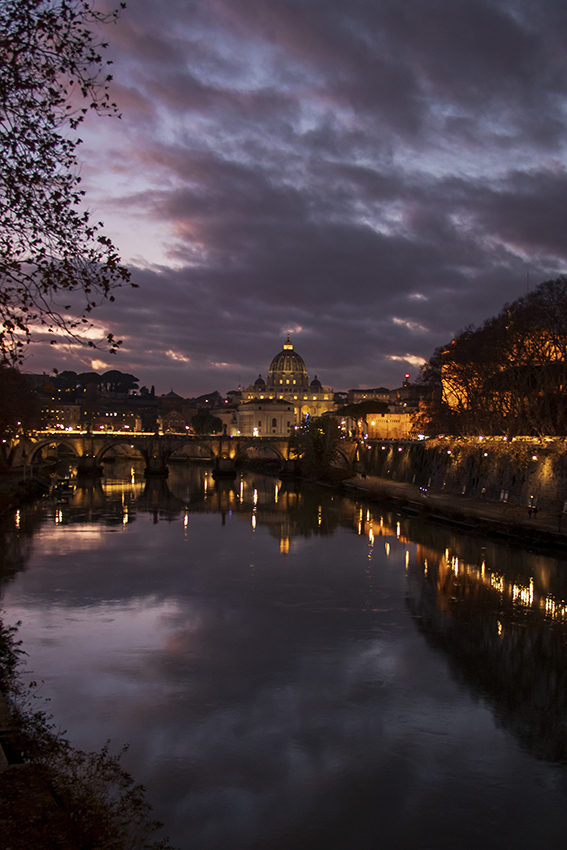 Vista nocturna con refelejos en las aguas del Tíber. Roma
