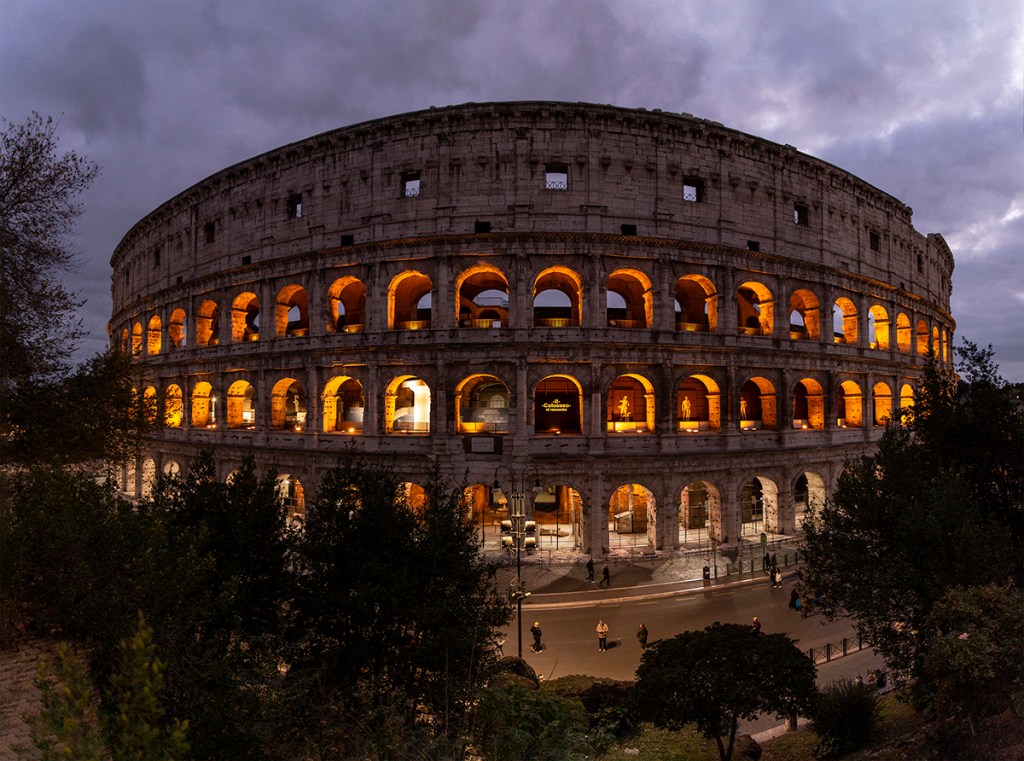 Foto nocturna Coliseo Roma
